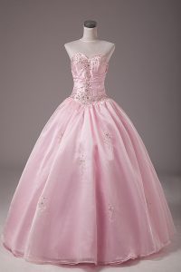 Fantástico vestido de quinceañera sin mangas hasta el suelo con organza sin mangas en rosa bebé con abalorios y bordado