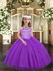 Nueva llegada de rebordear las niñas desfile vestidos de color púrpura con cordones hasta el suelo sin mangas