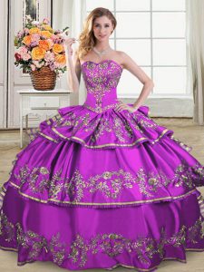 Piso de longitud púrpura quinceañera vestidos organza sin mangas bordado y capas con volantes