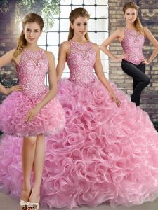 Popular rosa rosa tres piezas que rebordea el 15 cumpleaños vestido de tela con flores onduladas longitud del piso sin mangas