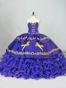 Los vestidos de bola de membrillo púrpura para dulce 16 y quinceañera con bordados y capas onduladas tren de cepillos