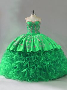 Vestido de fiesta en color verde con bordados y volantes, sin mangas y flores onduladas con cordones.