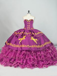 Excepcional púrpura sin mangas cepillo tren bordado y volantes vestidos de quinceanera