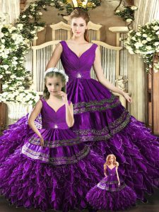 Modernos vestidos de fiesta vestidos de quinceañera púrpura con cuello en v de organza sin mangas hasta el suelo sin respaldo