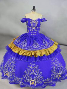 Vestido de quinceañera con bordado en el hombro, azul satinado y organza sin mangas.