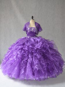 Sofisticado vestido de quinceañera sin mangas sin tirantes hasta el suelo con cuentas y volantes de tafetán púrpura