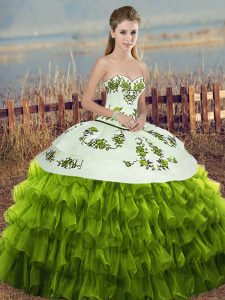Llamarada vestidos de bola de color verde oliva bordados y capas con volantes y vestido de fiesta de bowknot vestido de fiesta con cordones organza longitud del piso sin mangas