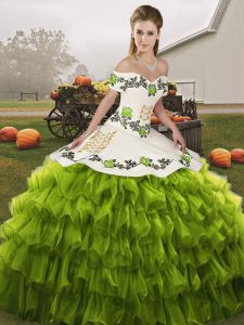 Nueva llegada de organza sin hombros con encaje, bordado y capas con volantes vestido de quinceañera en verde oliva