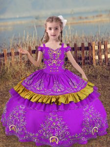 Impresionantes abalorios sin mangas púrpuras y bordados hasta el suelo vestidos de desfile de niña pequeña