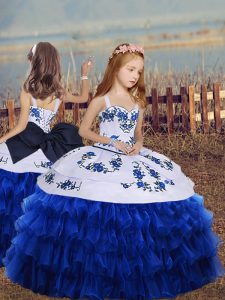 Azul real con cordones vestido de desfile infantil bordado y capas con volantes manga larga longitud del piso