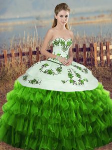 Moderno organza verde con cordones 15 vestido de quinceañera sin mangas hasta el suelo bordado y capas con volantes y bowknot