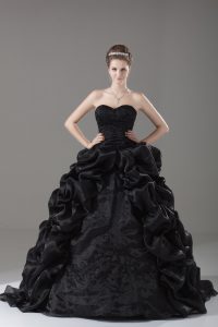 Sin costuras artísticas, bordados y reconocidos, vestido de quinceañera con cepillo negro.