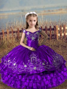 Vestidos de color púrpura con cordones vestidos de desfile bordados y capas sin volantes hasta el suelo sin mangas