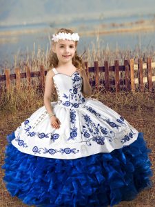 Atractivo organza sin mangas azul real con cordones en vestido de desfile de niñas para la fiesta de bodas