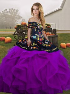 Espectaculares vestidos de fiesta negros y púrpuras del hombro sin mangas hasta el suelo con cordones bordados y volantes vestidos de quinceañera