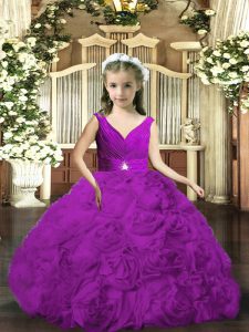 Tejido de descuento con flores onduladas con cuello en v sin mangas sin respaldo con abalorios y fruncidos vestido de niña pequeña en púrpura