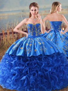 Vestidos de fiesta de tela azul real con flores onduladas cariño sin mangas bordados y volantes encaje hasta 15 vestido de quinceañera tren de cepillos
