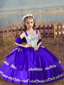 Nuevo estilo de correas de satén sin mangas con cordones y bordados vestidos de desfile de chicas en púrpura