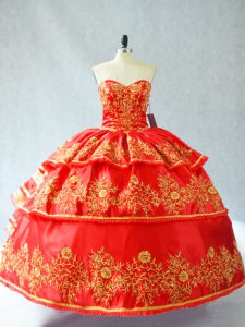 Cordón rojo, cariño, bordado y capas con volantes. 15 vestido de quinceañera, satén y organza, sin mangas.