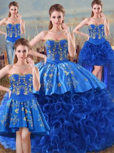 Bonitos vestidos sin mangas de quinceañera bordados hasta el suelo y volantes de tela azul real con flores onduladas
