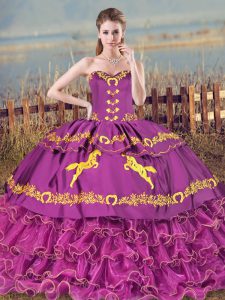 Vestido de quinceañera sin mangas con adornos de satén y organza sin mangas, muy vendido en púrpura con bordados y volantes