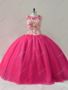 Vestido de quinceañera con cordones de color rosa intenso y abalorios sin mangas hasta el suelo