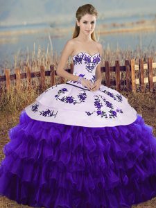 Organza blanca y púrpura con cordones sin mangas palabra de longitud vestido de quinceañera bordado y volantes capas y bowknot