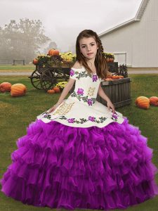 Piso de encaje hasta las niñas vestidos de color púrpura para fiesta y boda con bordados y capas con volantes