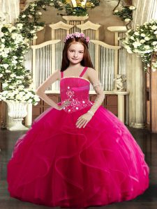 Precioso vestido sin mangas de largo hasta el suelo con cordones en un vestido de color rosa intenso con abalorios y volantes