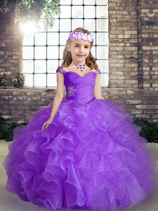 La longitud del piso sin mangas de la moda rebordea el desgaste formal de los niños con púrpura