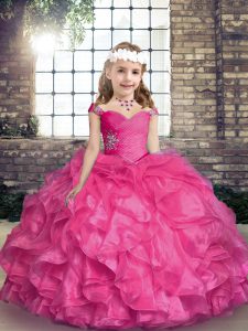 Bonita rosa de organza sin mangas con cordones en un vestido de desfile de niña para fiesta y dulce 16 y fiesta de boda