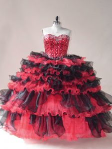 Quinceañera roja y negra, vestidos de dulce 16 y quinceañera con abalorios y volantes capas, sin mangas y con cordones.