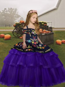 Tirantes púrpuras escote bordado y volantes niña desfile vestido sin mangas con cordones