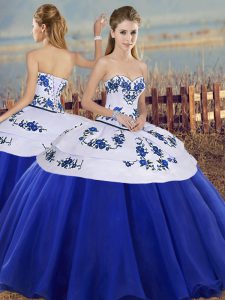 Elegante vestido de quinceañera con bordado hasta el suelo sin mangas y azul real