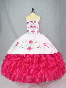 Perfectos satén rosa y organza con cordones, vestidos de quinceañera, bordados sin mangas y capas con volantes.