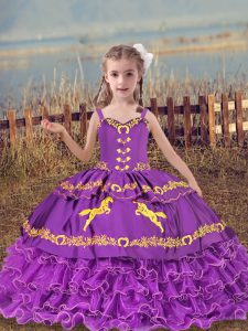 Berenjena púrpura con cordones para niños vestido de desfile abalorios y bordado y capas con volantes longitud del piso sin mangas