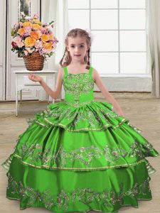 Encantador satén verde con cordones vestido de desfile de niñas pequeñas sin mangas hasta el suelo bordado y capas con volantes