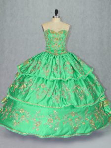 El elegante bordado sin mangas hasta el suelo y las capas con volantes verdes ata el vestido de fiesta vestido de fiesta