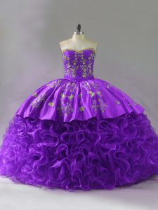 Tela púrpura con flores onduladas con cordones vestido de 15 cumpleaños sin mangas cepillo tren bordado y volantes