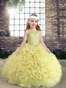 Tela con flores enrollables sin mangas con cordones hasta abalorios vestido del desfile infantil en amarillo verde