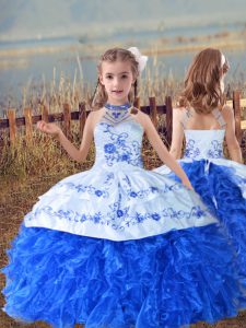 Perfectos sin mangas hasta el suelo, bordados y volantes, se ajustan los vestidos de gala para niñas con azul y blanco.