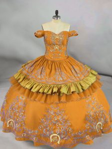 Precioso vestido de quinceañera con cordones de oro bordado hasta el suelo sin mangas