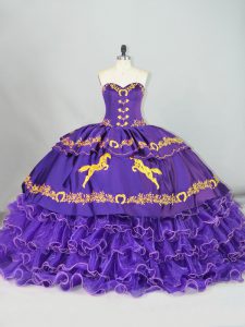 Pincel sin mangas púrpura, bordado de tren y capas con volantes 15 cumpleaños vestido