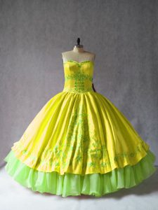 Encantadores vestidos de bola amarillos bordados vestido de fiesta vestido de fiesta con cordones satinado y organza sin mangas hasta el suelo
