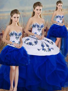 Elegantes bordados de escote azul real y volantes y vestidos de quinceañera de bowknot sin mangas con cordones