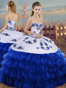 Brillante vestido de azul real con 15 vestidos de quinceañera bordados y capas con volantes sin mangas hasta el suelo