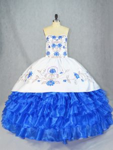 Encantadores vestidos de bola azules y blancos de novia de organza sin mangas con encaje asimétrico bordado y capas con volantes dulce 16 vestido