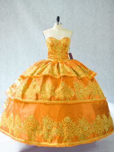 Vestido de quinceañera sin mangas, longitud del piso, bordado y capas con volantes de organza dorada