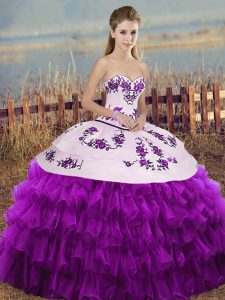 Fantásticos vestidos de bola blancos y púrpuras bordados y capas con volantes y vestidos de quinceañera de bowknot con cordones hasta el suelo sin mangas de organza