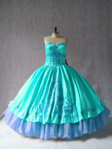Elegante vestido de fiesta en color azul marino sin mangas de satén y organza con cordones para dulce 16 y quinceañera